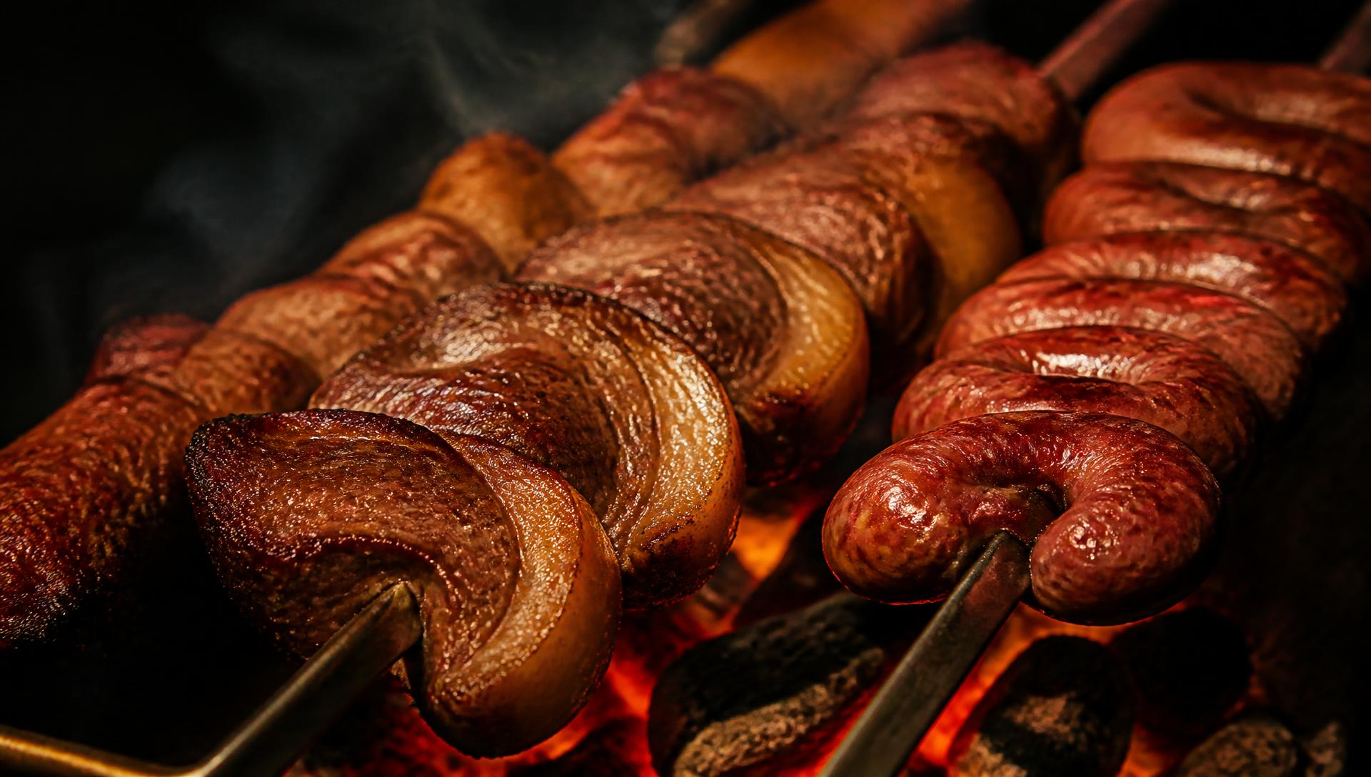 Espetos de carne e linguiça sobre a brasa